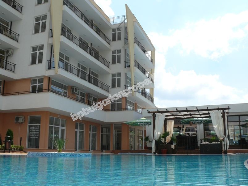 Просторно мебелирано студио за продажба в центъра на курорта Слънчев Бряг