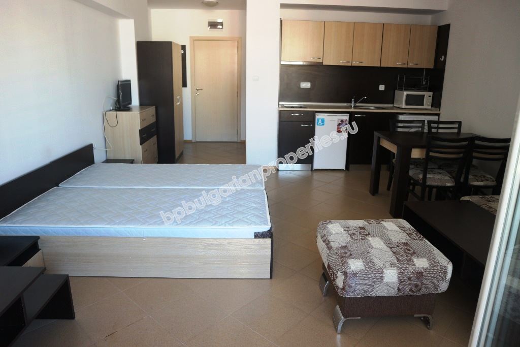 Просторно мебелирано студио за продажба в центъра на курорта Слънчев Бряг