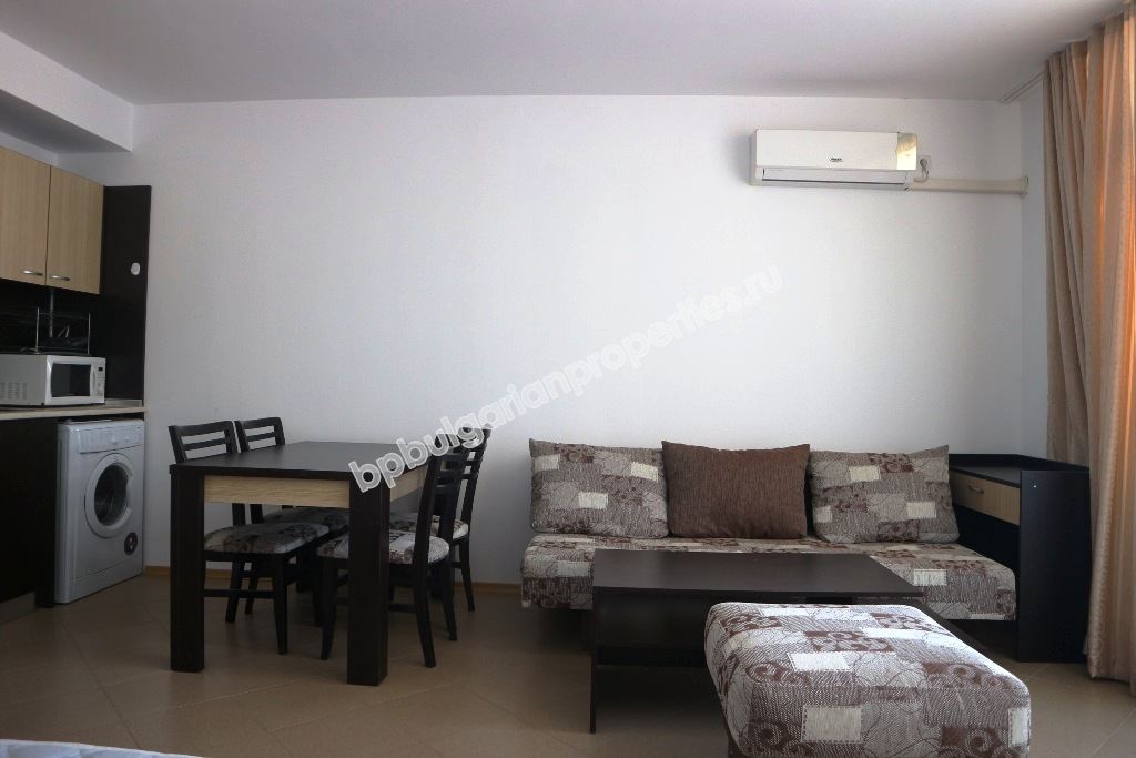 Просторно мебелирано студио за продажба в центъра на курорта Слънчев Бряг