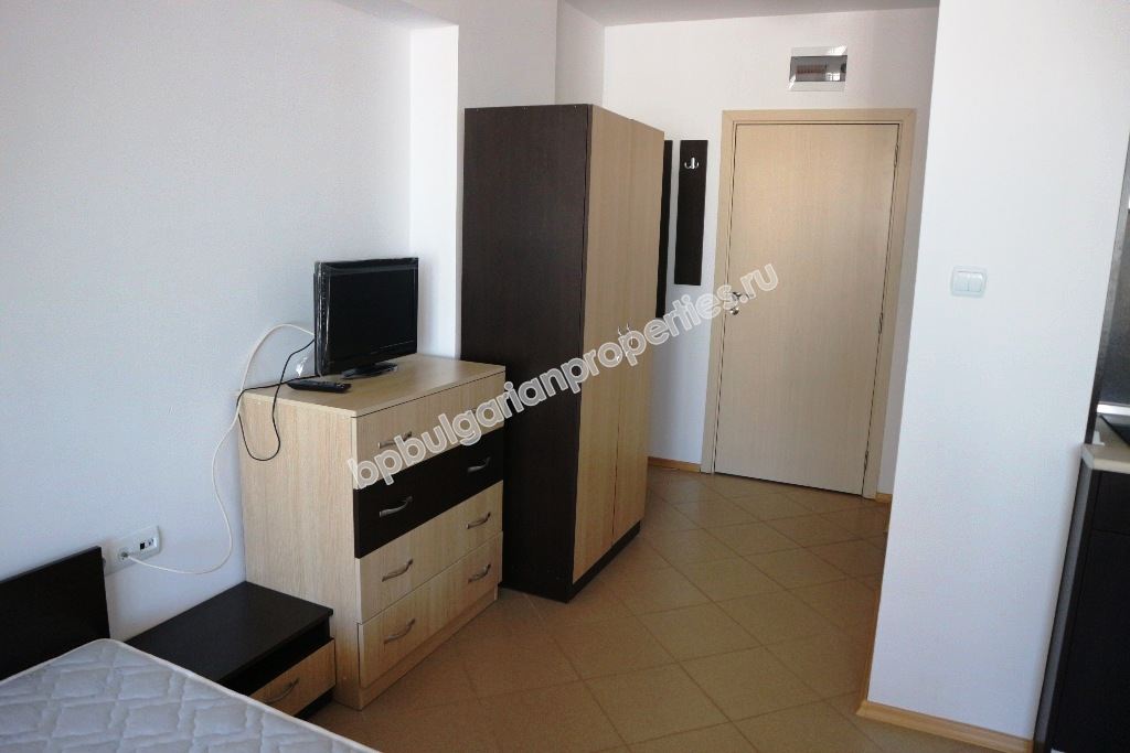 Просторно мебелирано студио за продажба в центъра на курорта Слънчев Бряг
