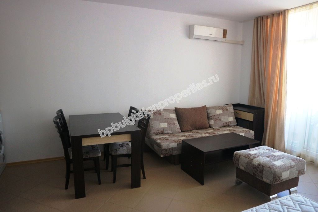 Просторно мебелирано студио за продажба в центъра на курорта Слънчев Бряг