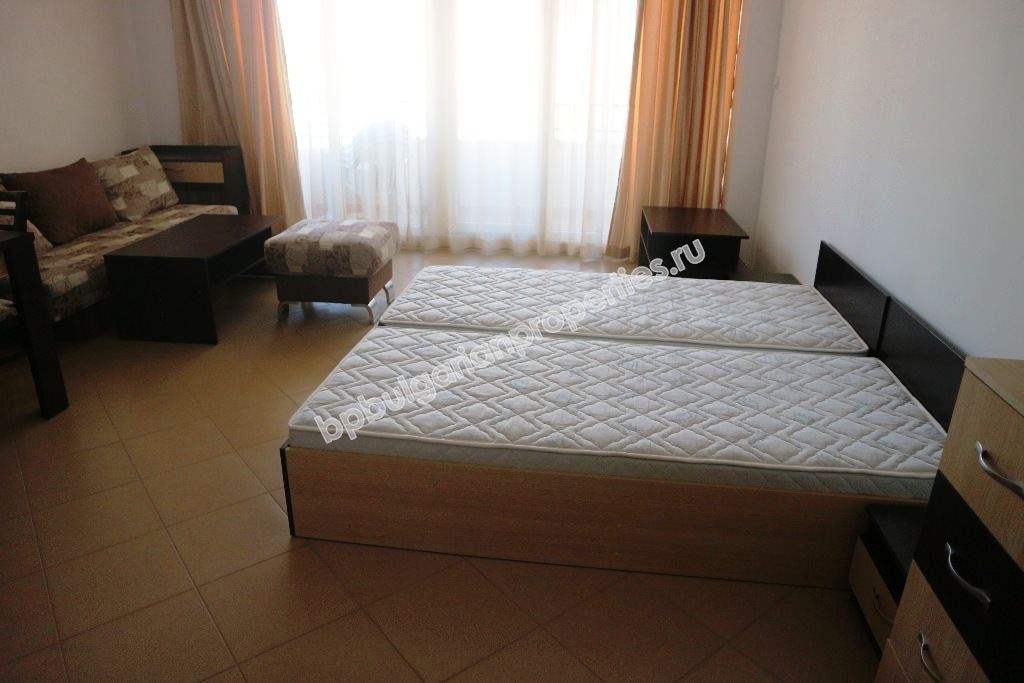 Просторно мебелирано студио за продажба в центъра на курорта Слънчев Бряг