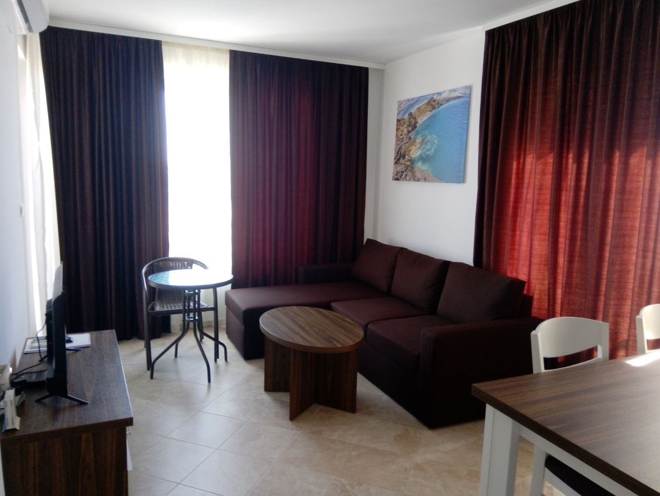 Двустаен апартамент за лятна почивка в затворен комплекс с басейн Двустаен апартамент за лятна почивка в затворен комплекс с басейн