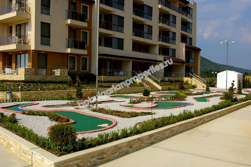 Мебелиран двустаен апартаменти на абсолютна първа линия море в Обзор