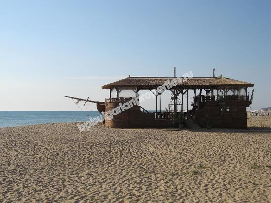 Мебелиран двустаен апартаменти на абсолютна първа линия море в Обзор