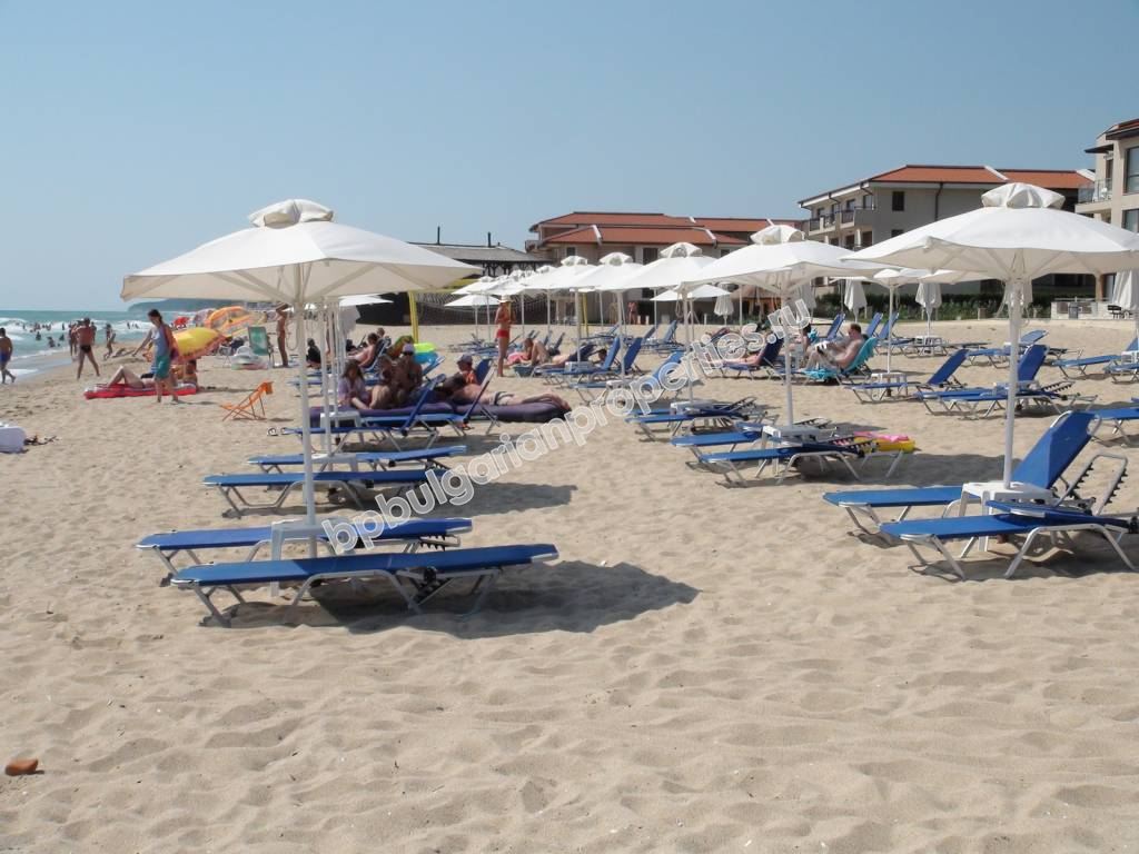 Мебелиран двустаен апартаменти на абсолютна първа линия море в Обзор