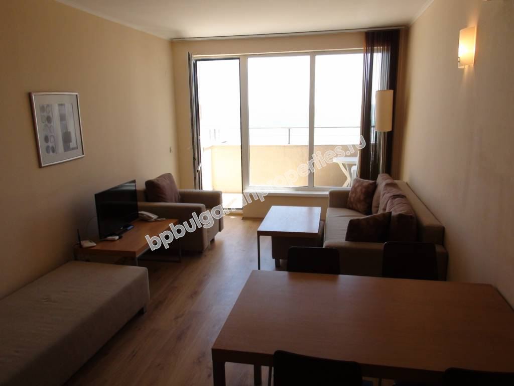 Мебелиран двустаен апартаменти на абсолютна първа линия море в Обзор