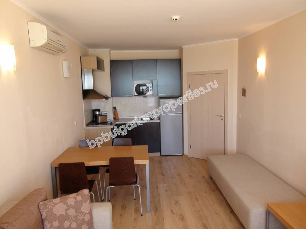 Мебелиран двустаен апартаменти на абсолютна първа линия море в Обзор