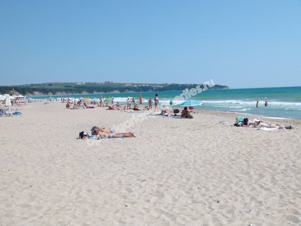 Мебелиран двустаен апартаменти на абсолютна първа линия море в Обзор