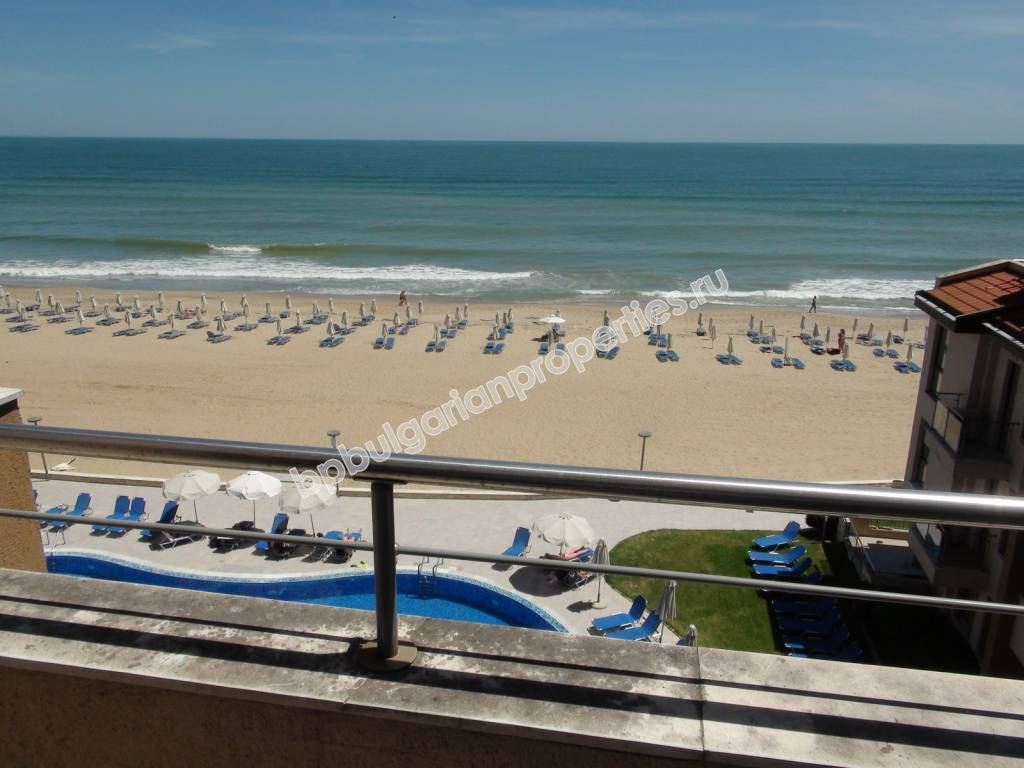 Мебелиран двустаен апартаменти на абсолютна първа линия море в Обзор