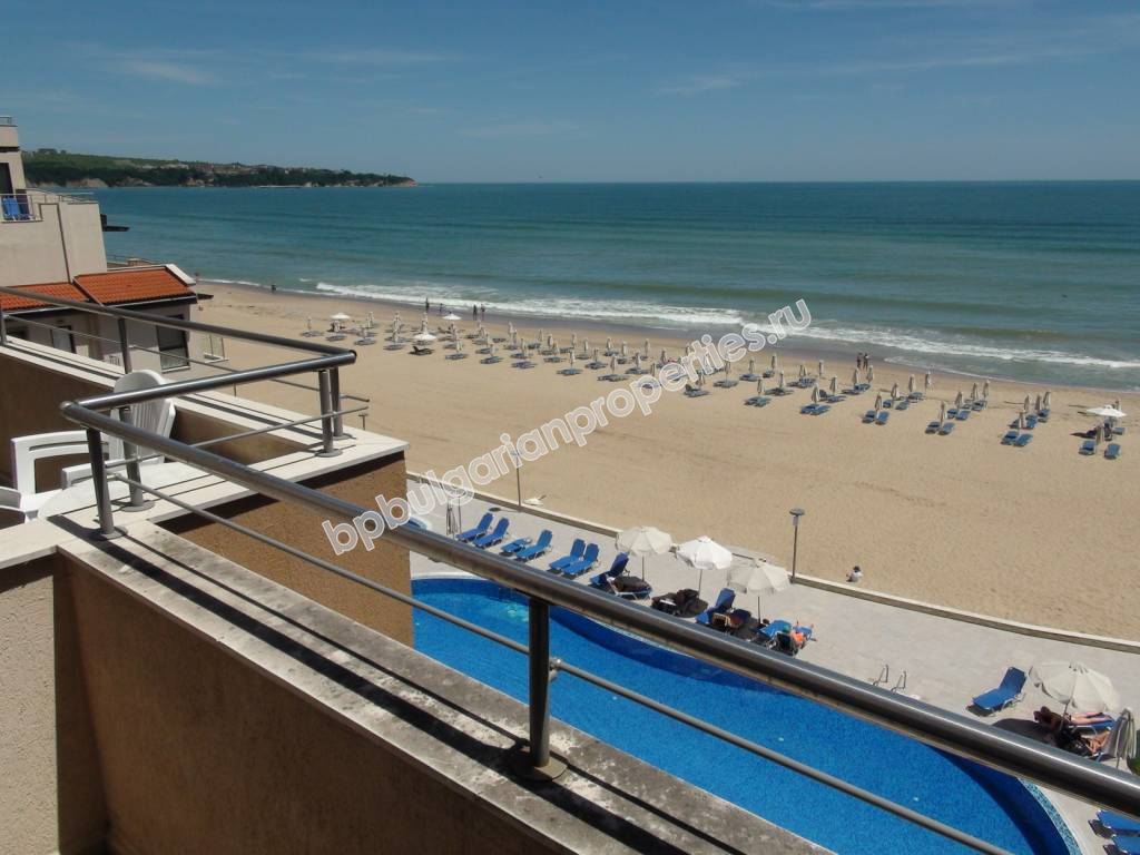 Мебелиран двустаен апартаменти на абсолютна първа линия море в Обзор