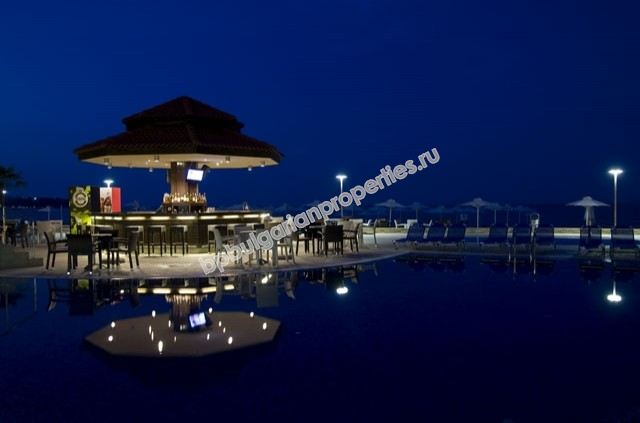 Мебелиран двустаен апартаменти на абсолютна първа линия море в Обзор