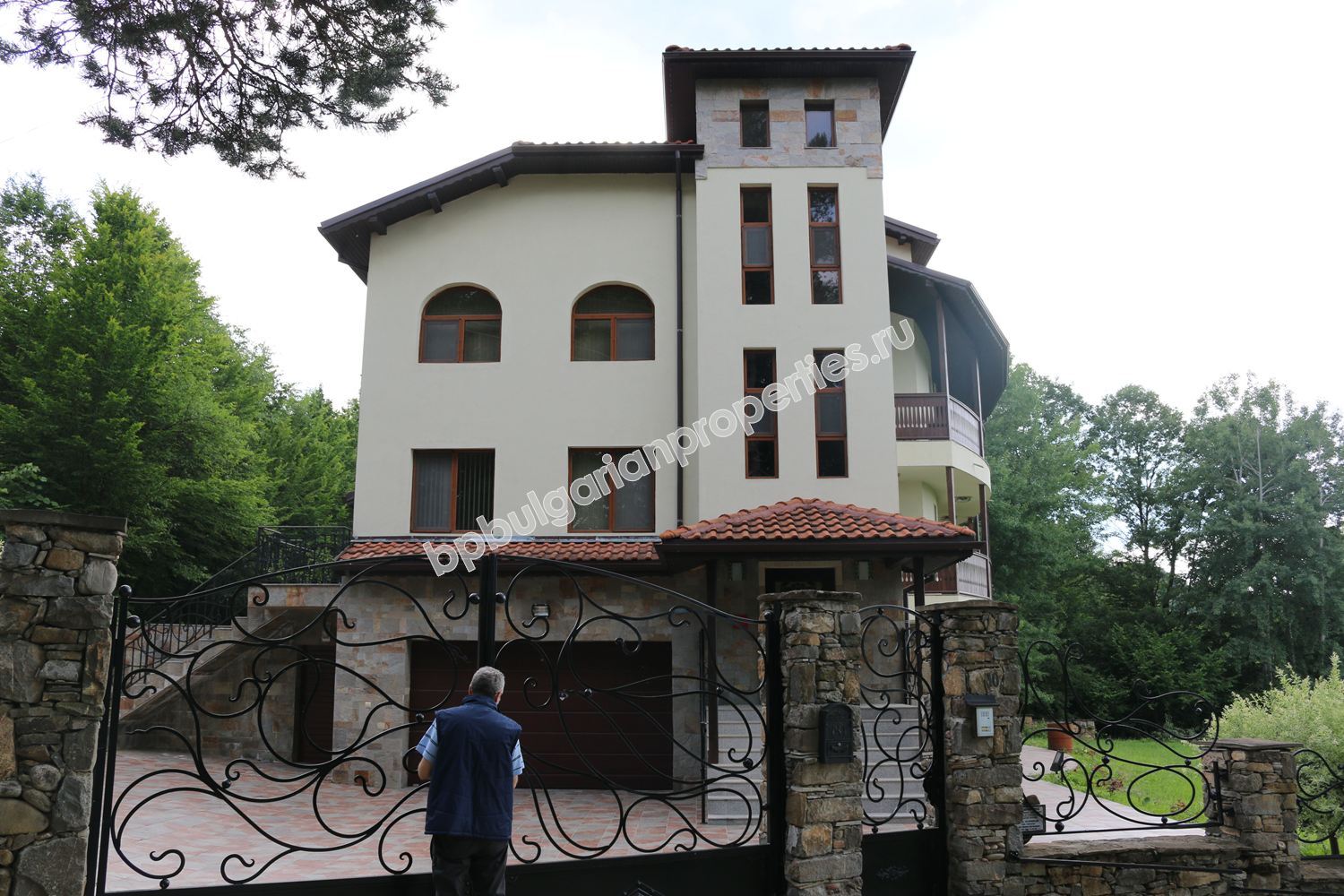 Действаща къща за гости/хотел за продажба в село в Троянския балкан