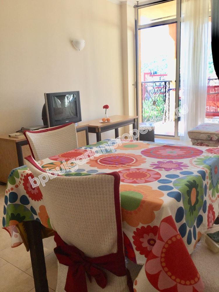 Апартамент в комплекс-лукс на първа линия в Елените