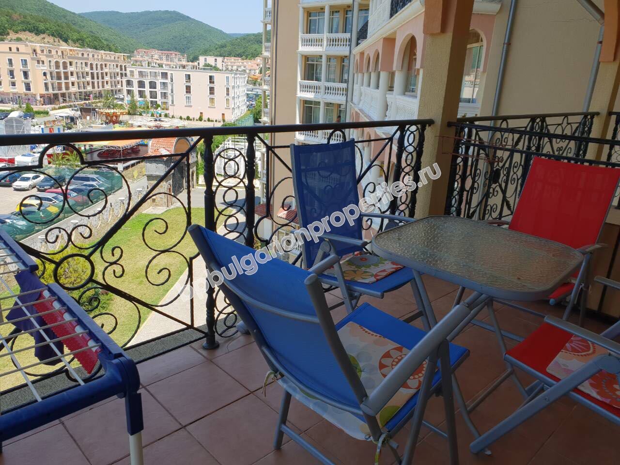 Апартамент в комплекс-лукс на първа линия в Елените