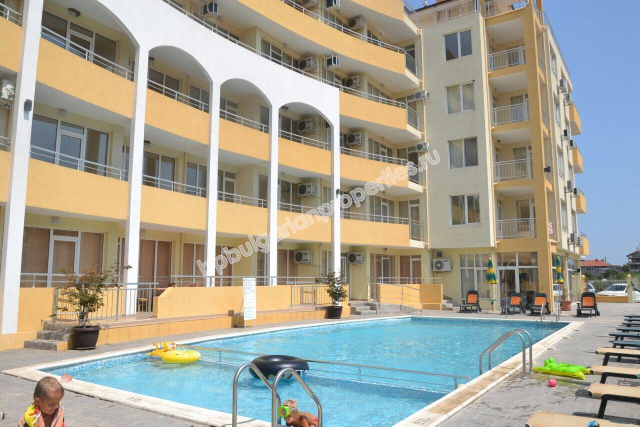 Мебелирано студио за продажба в затворен комплекс в Поморие