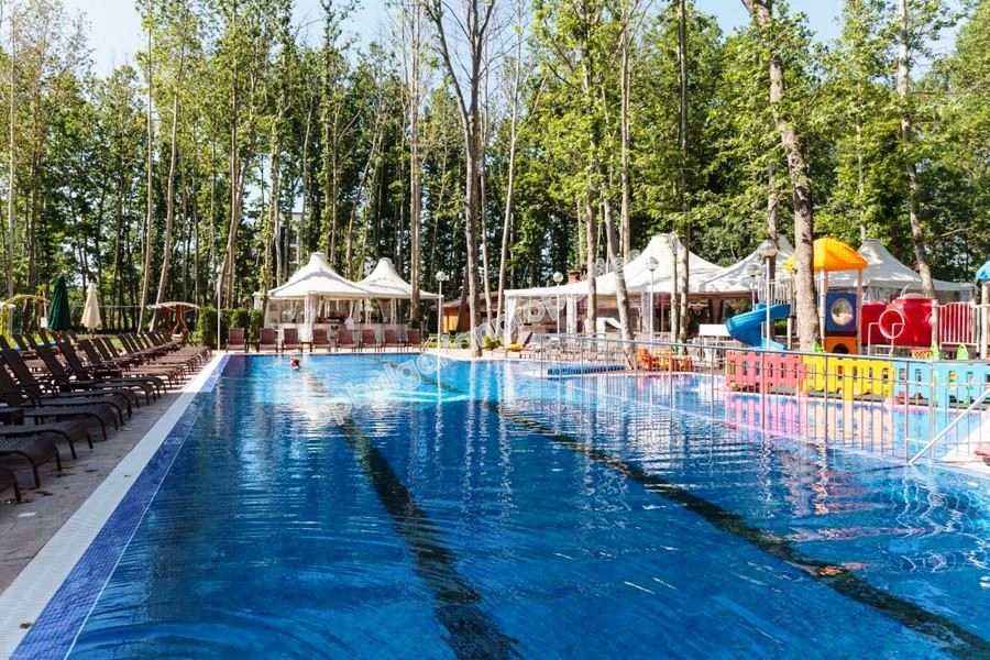 Едноспален мебелиран апартамент за продажба в елитен комплекс в курорта Слънчев Бряг