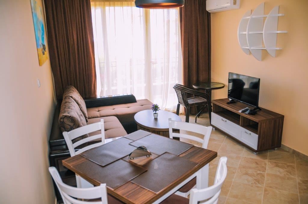 Луксозно обзаведен апартамент в жилищен комплекс близо до морето