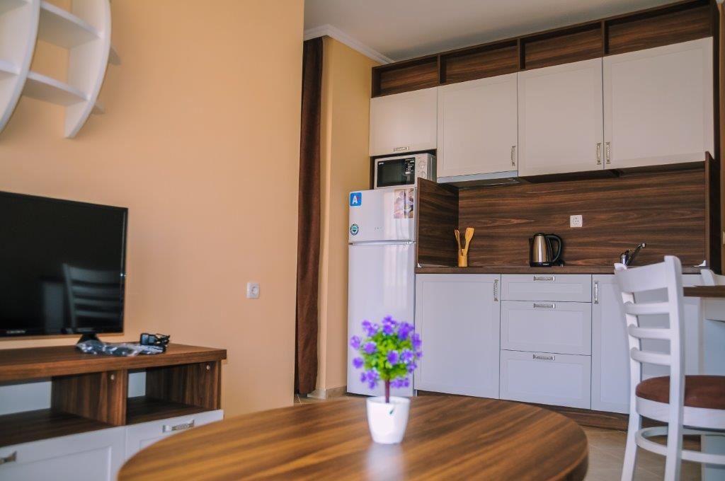 Луксозно обзаведен апартамент в жилищен комплекс близо до морето