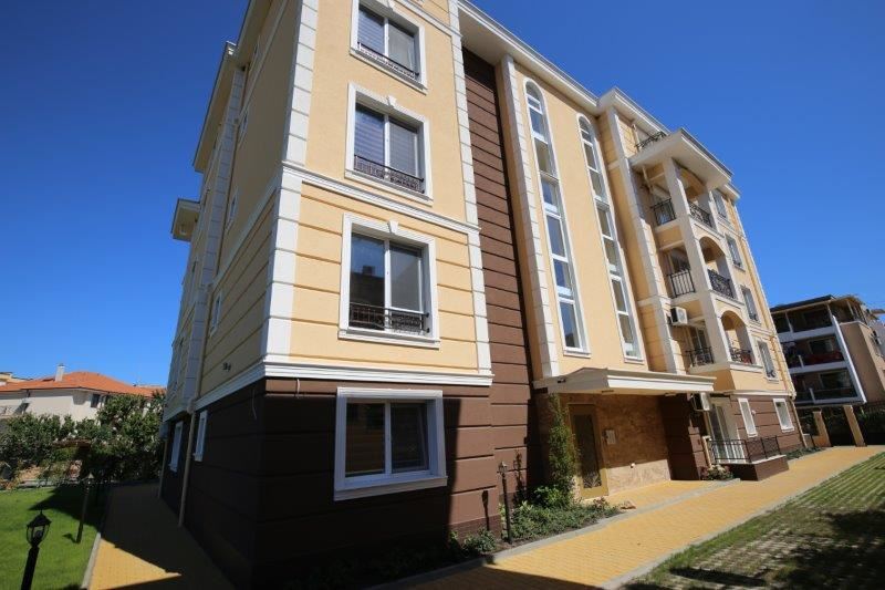 Луксозно обзаведен апартамент в жилищен комплекс близо до морето