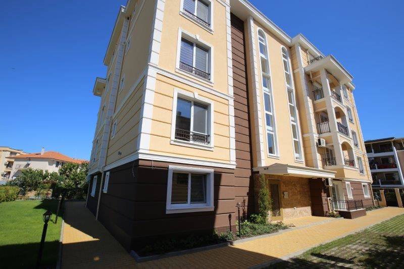 Луксозно обзаведен апартамент в жилищен комплекс близо до морето