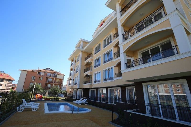 Луксозно обзаведен апартамент в жилищен комплекс близо до морето