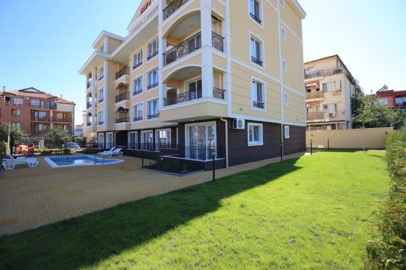 Луксозно обзаведен апартамент в жилищен комплекс близо до морето