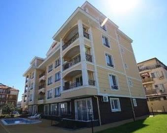 Луксозно обзаведен апартамент в жилищен комплекс близо до морето