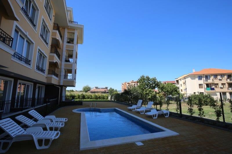 Луксозно обзаведен апартамент в жилищен комплекс близо до морето