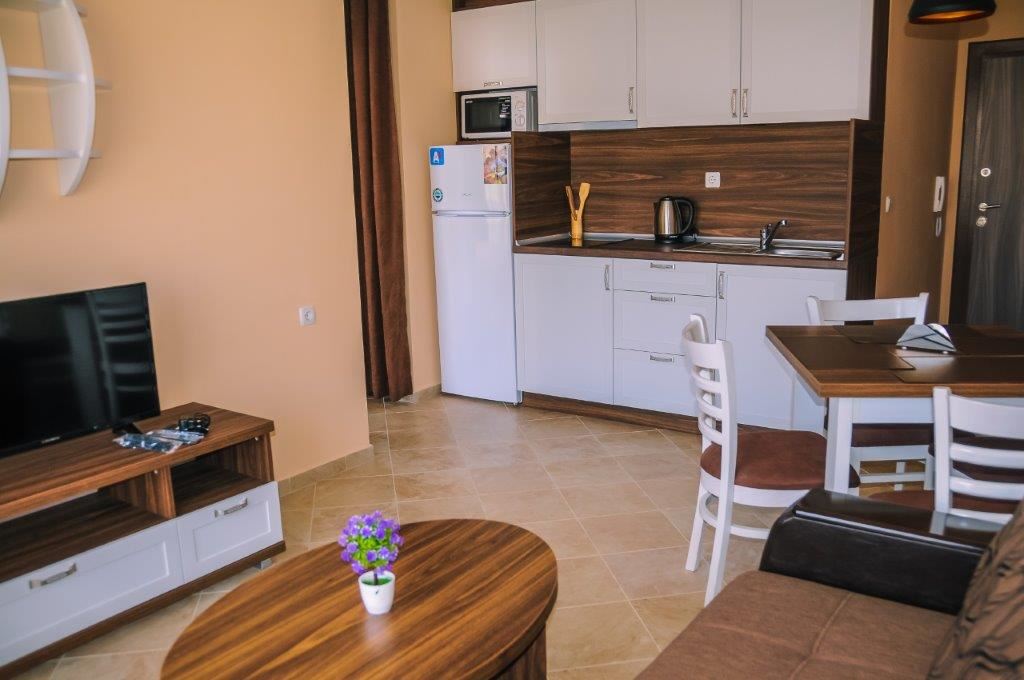 Луксозно обзаведен апартамент в жилищен комплекс близо до морето