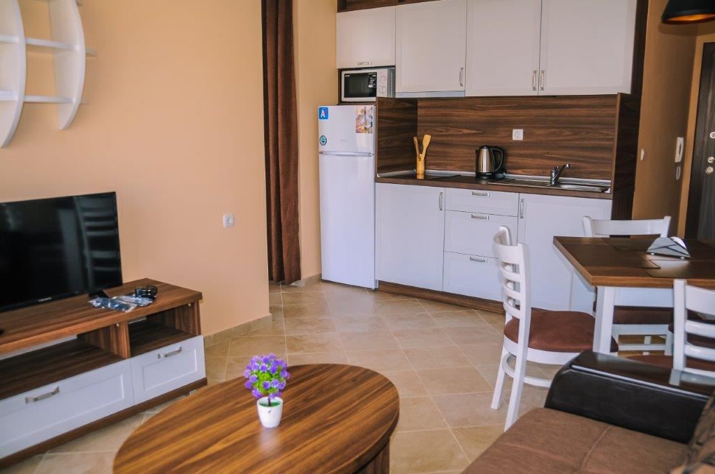 Луксозно обзаведен апартамент в жилищен комплекс близо до морето