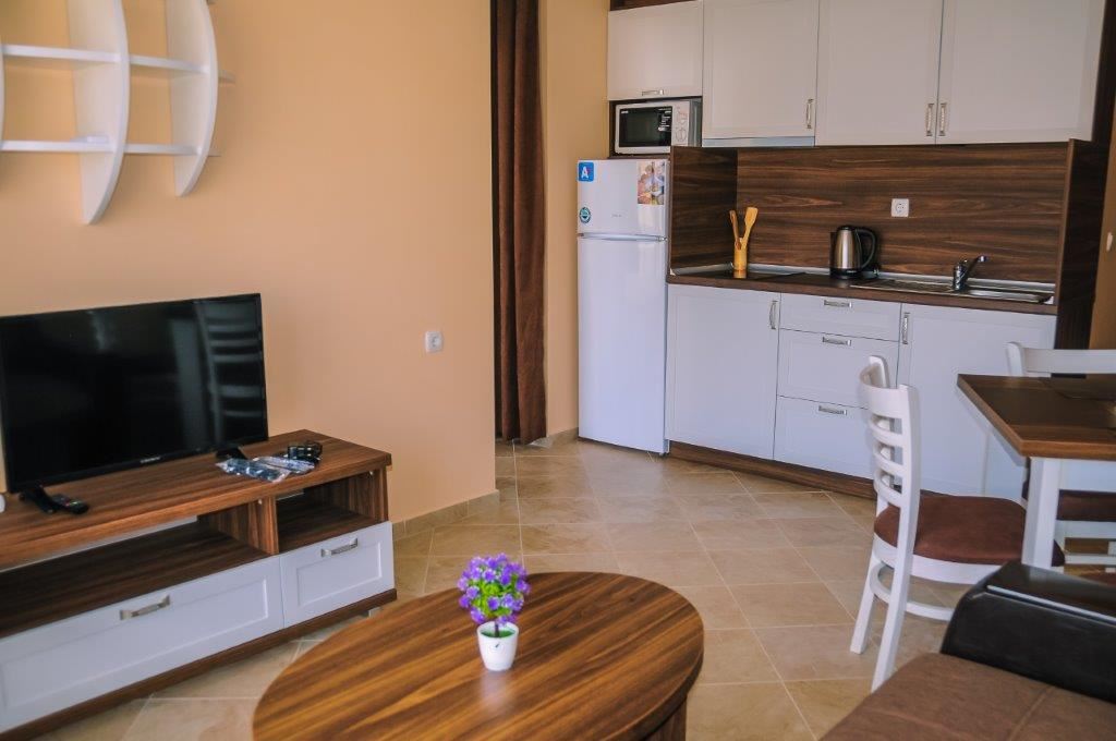 Луксозно обзаведен апартамент в жилищен комплекс близо до морето