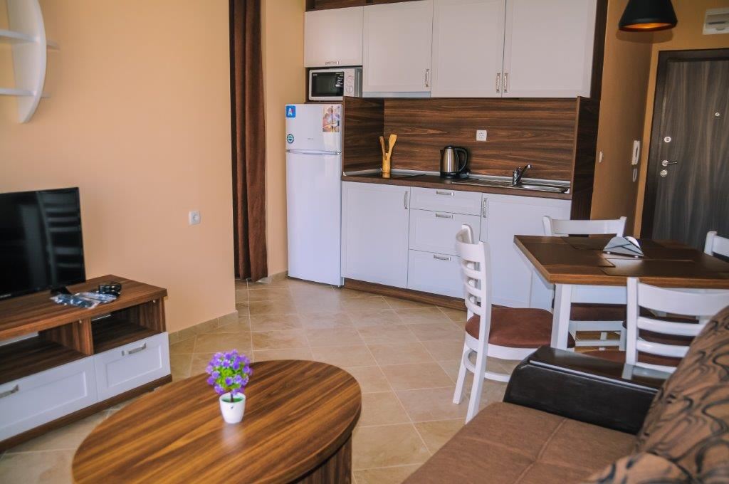 Луксозно обзаведен апартамент в жилищен комплекс близо до морето