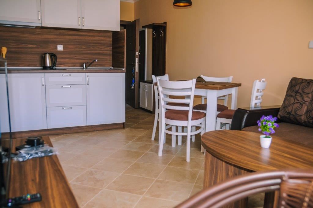 Луксозно обзаведен апартамент в жилищен комплекс близо до морето