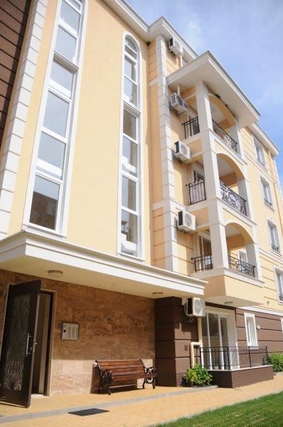 Луксозен апартамент в жилищен комплекс близо до морето в Равда