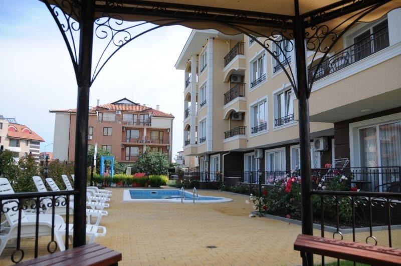 Луксозен апартамент в жилищен комплекс близо до морето в Равда