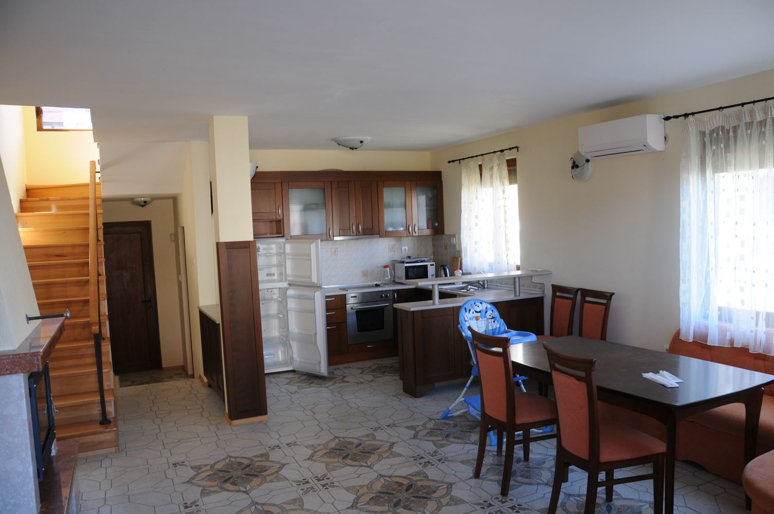 Триетажна обзаведена къща на 50 м от Райския залив, Созопол