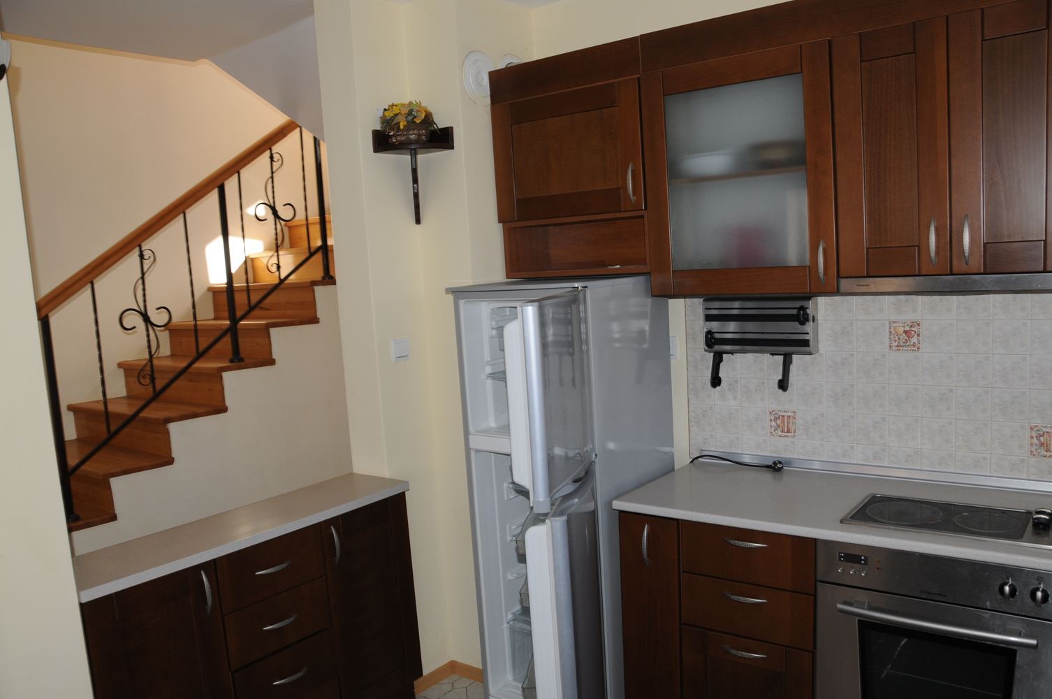 Триетажна обзаведена къща на 50 м от Райския залив, Созопол