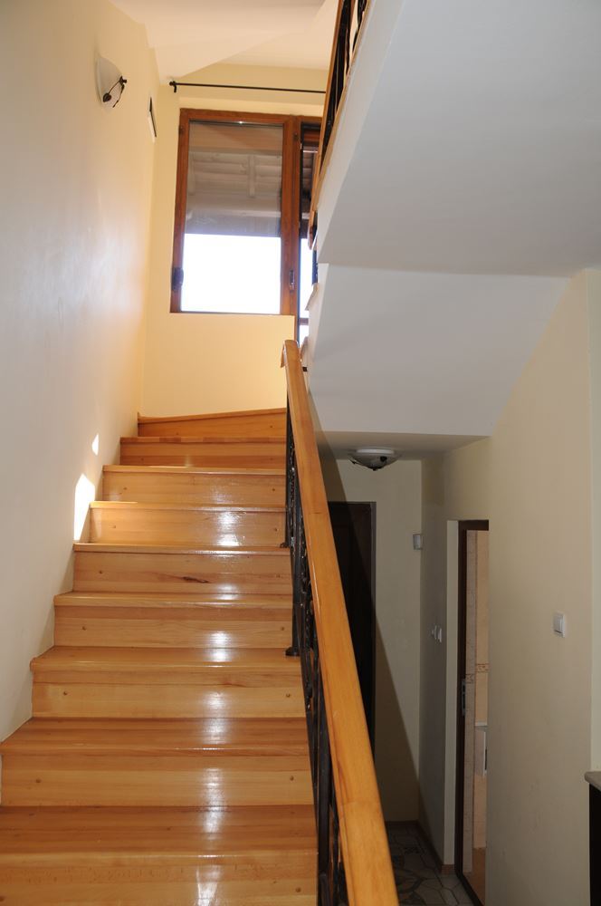 Триетажна обзаведена къща на 50 м от Райския залив, Созопол