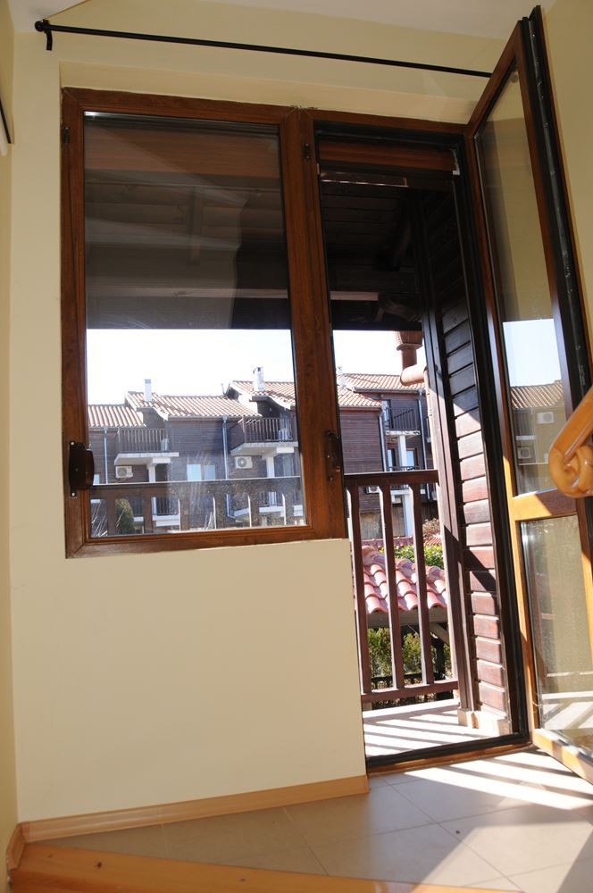 Триетажна обзаведена къща на 50 м от Райския залив, Созопол