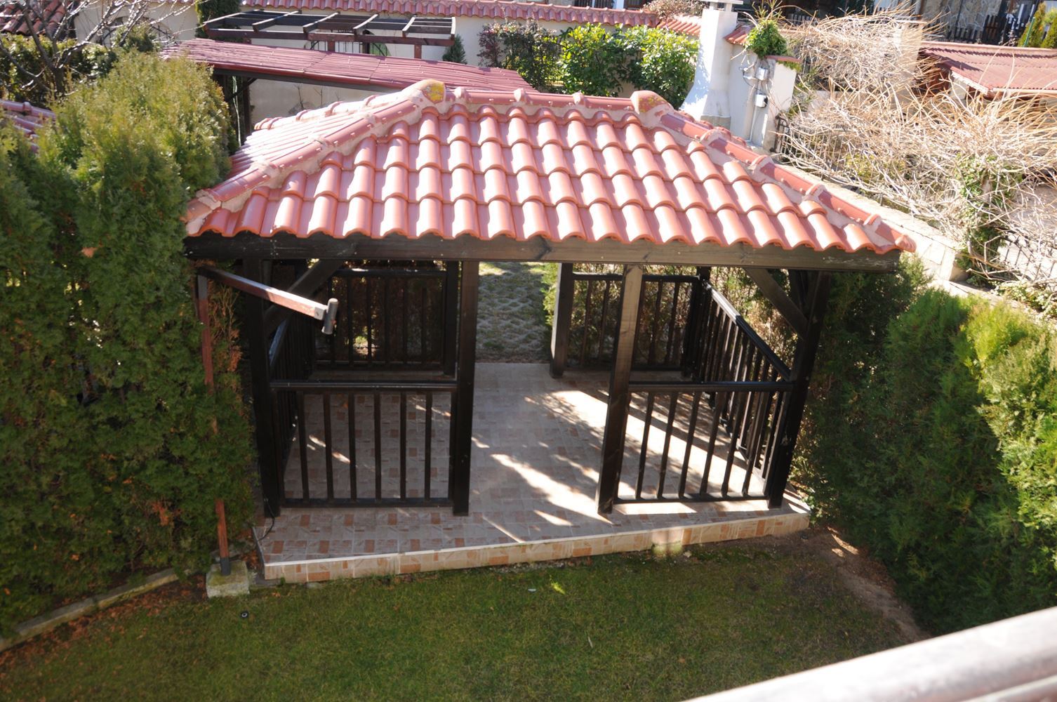 Триетажна обзаведена къща на 50 м от Райския залив, Созопол