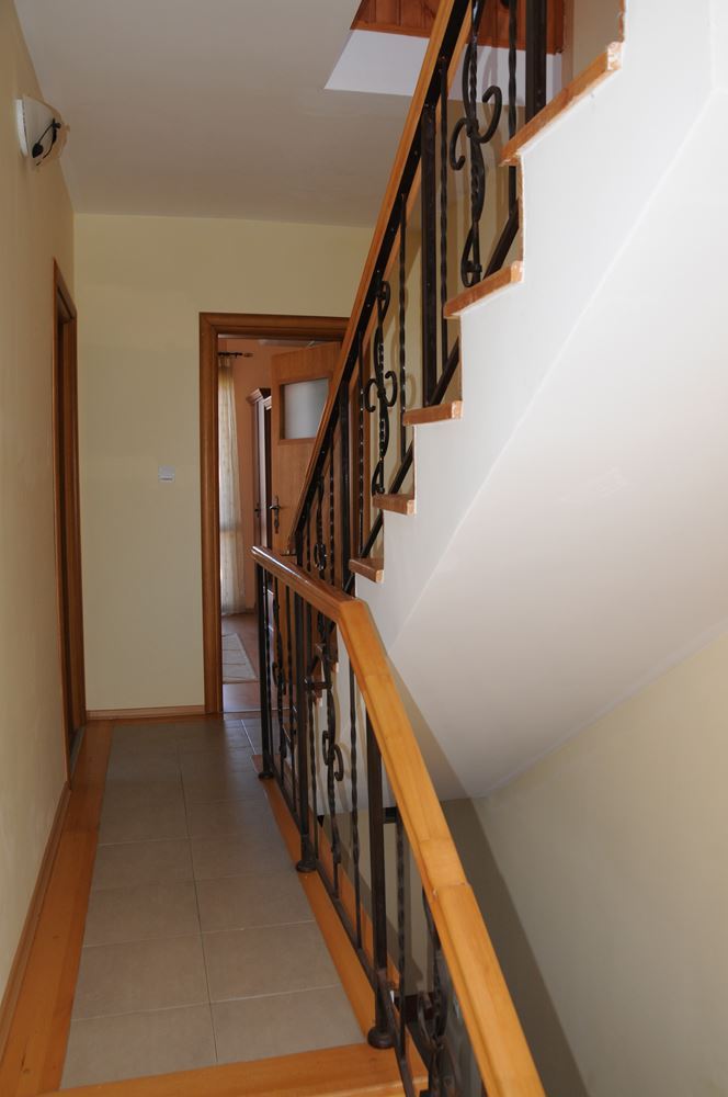 Триетажна обзаведена къща на 50 м от Райския залив, Созопол