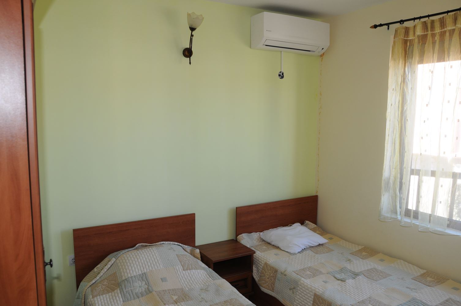 Триетажна обзаведена къща на 50 м от Райския залив, Созопол