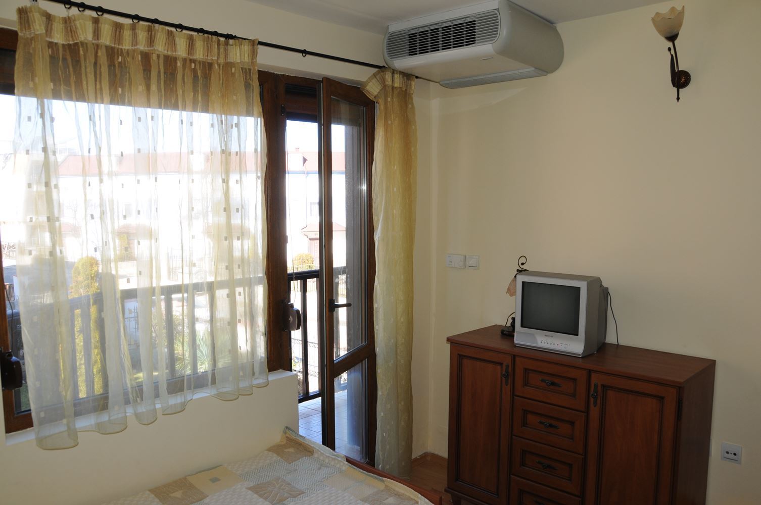 Триетажна обзаведена къща на 50 м от Райския залив, Созопол