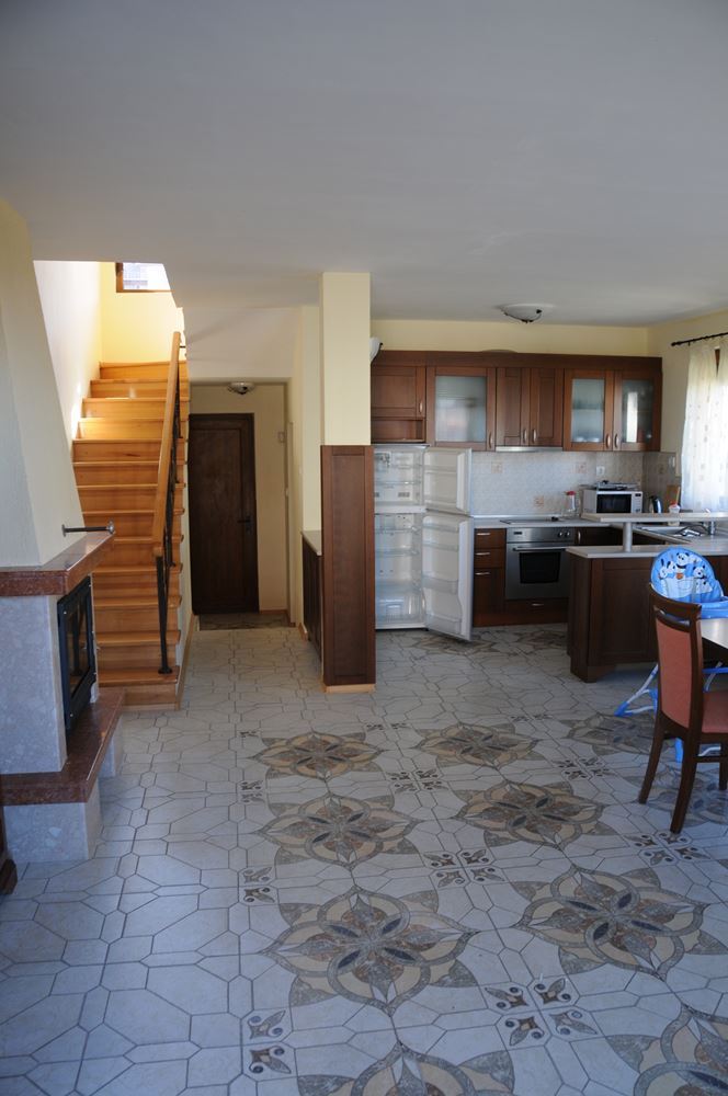 Триетажна обзаведена къща на 50 м от Райския залив, Созопол