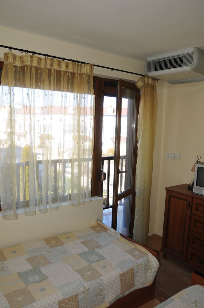 Триетажна обзаведена къща на 50 м от Райския залив, Созопол