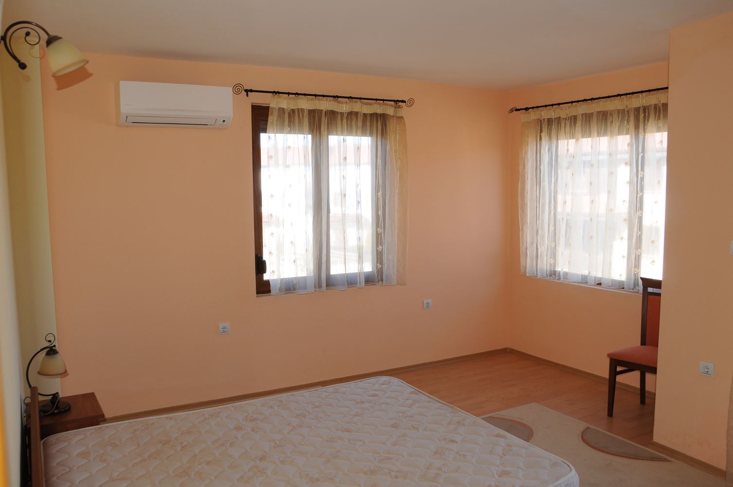 Триетажна обзаведена къща на 50 м от Райския залив, Созопол