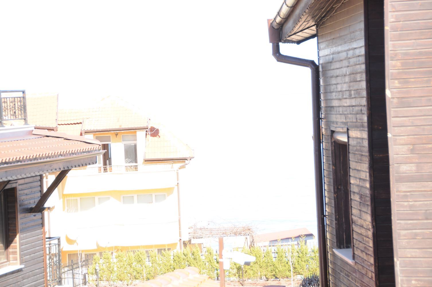 Триетажна обзаведена къща на 50 м от Райския залив, Созопол