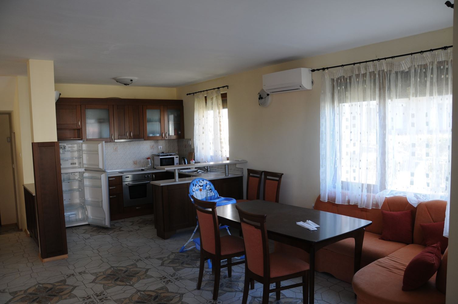 Триетажна обзаведена къща на 50 м от Райския залив, Созопол