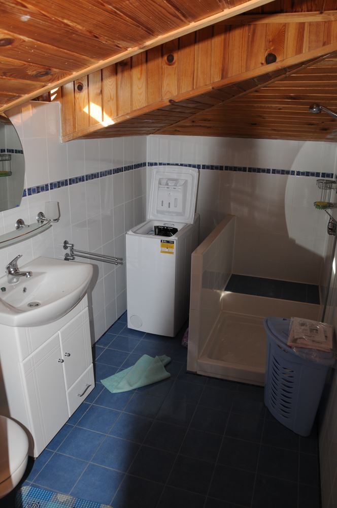 Триетажна обзаведена къща на 50 м от Райския залив, Созопол